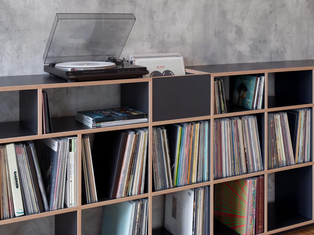 Regal Massivholz mit Schallplatten und Plattenspieler