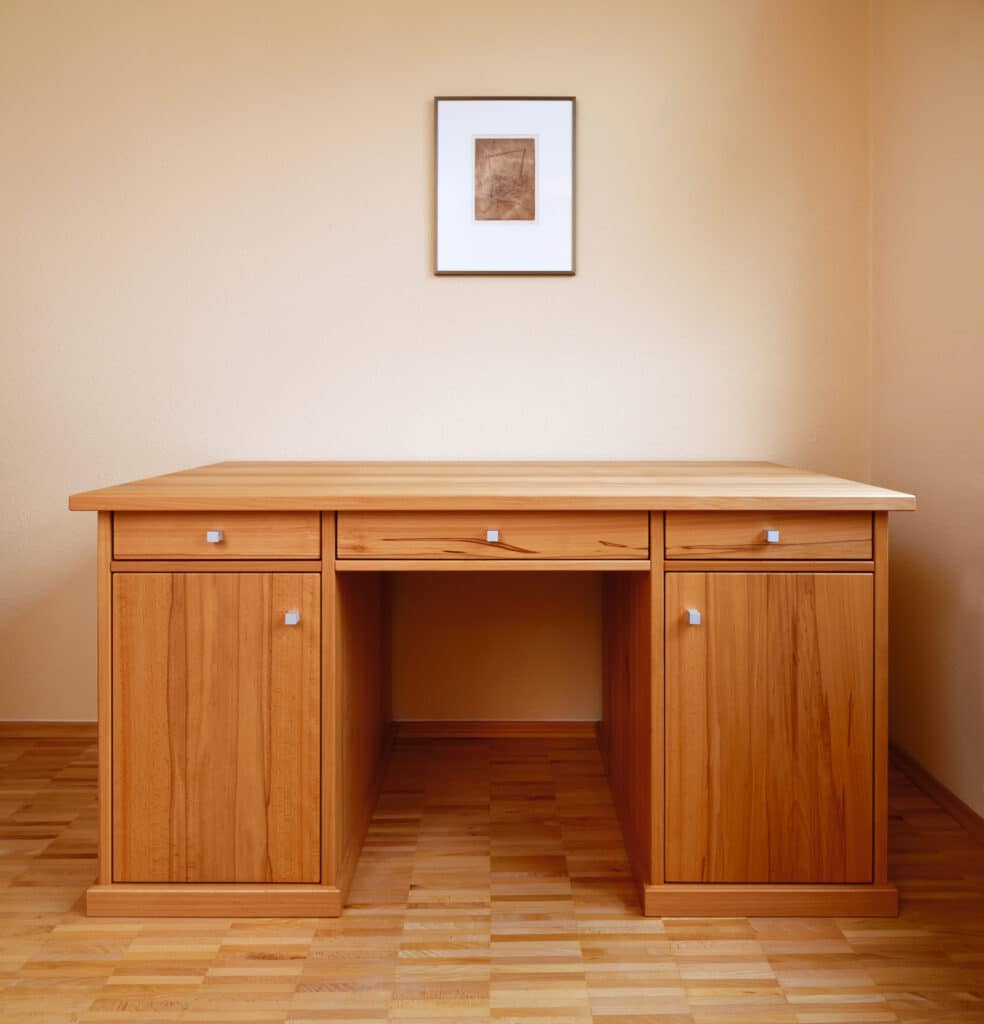 Schreibtisch Massivholz mit zwei Türen und drei Schubladen