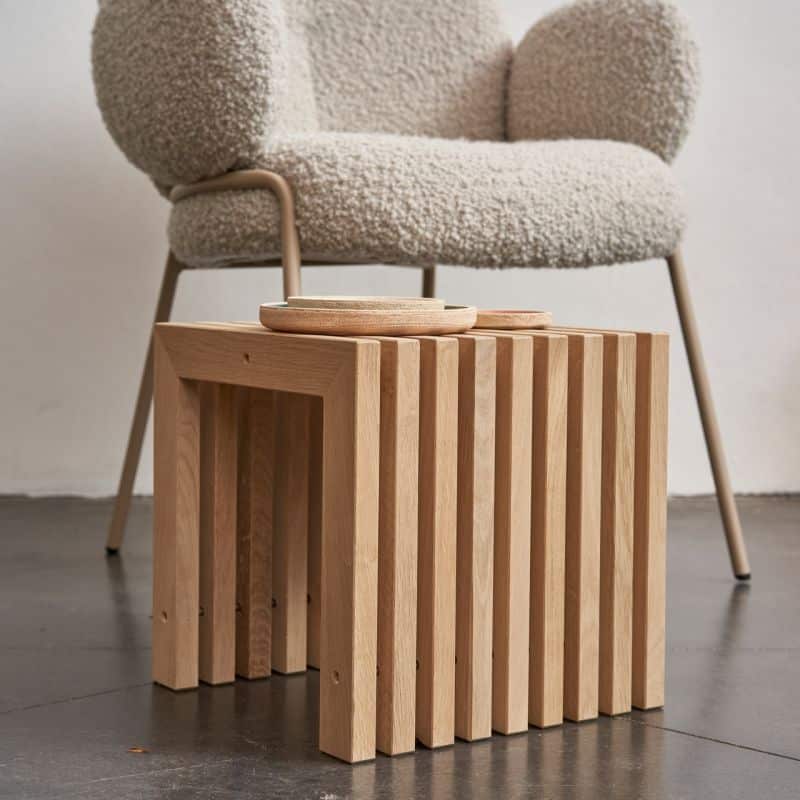 Couchtisch aus hellem Holz mit Sessel