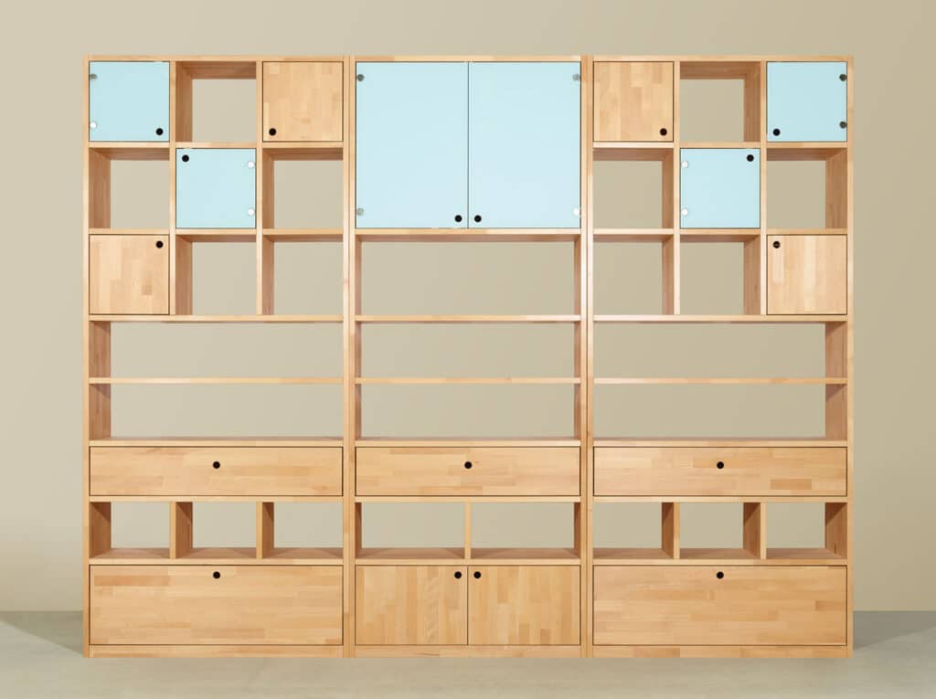 Raumteiler nach Maß aus hellem Holz, mit vielen kleinen offenen und geschlossenen Fächern und vier Schubladen in der Möbeltischlerei Dresden