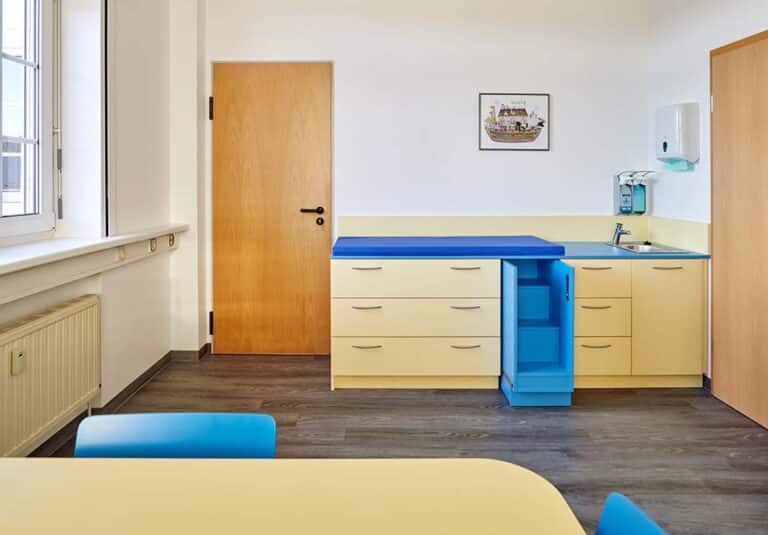 Kinderarzt Zimmer mit Möbeln nach Maß