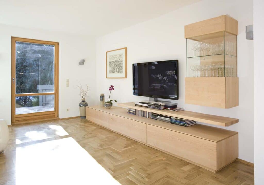 Sideboard Massivholz mit TV und Vitrinenschrank aus Massivholz im Wohnzimmer, mit Blick zum Garten