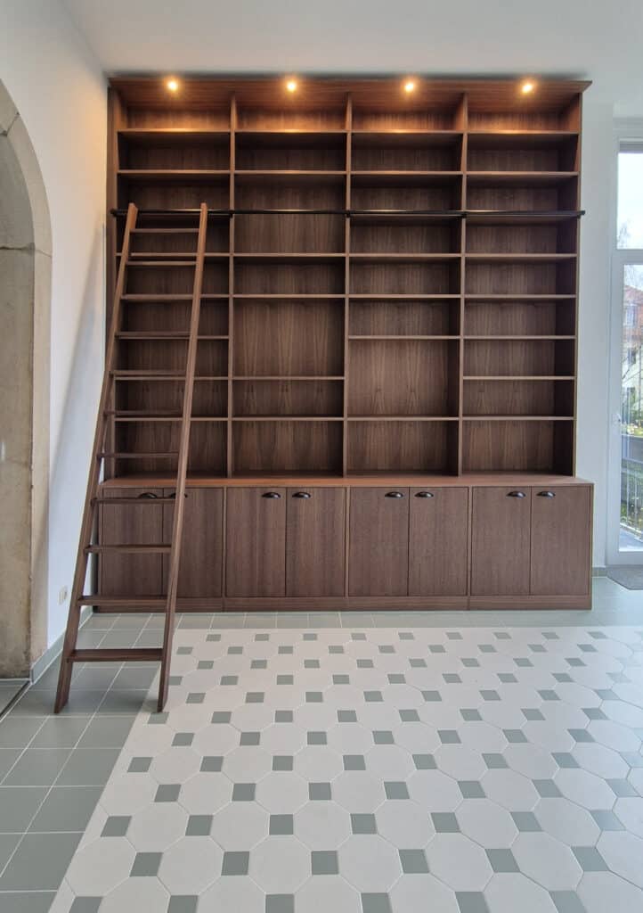 Bibliotheksregal-Nussbaum