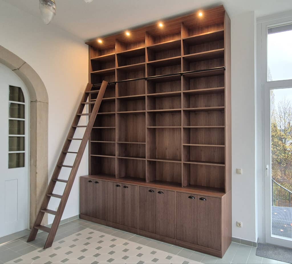 Bibliotheksregal Nussbaum