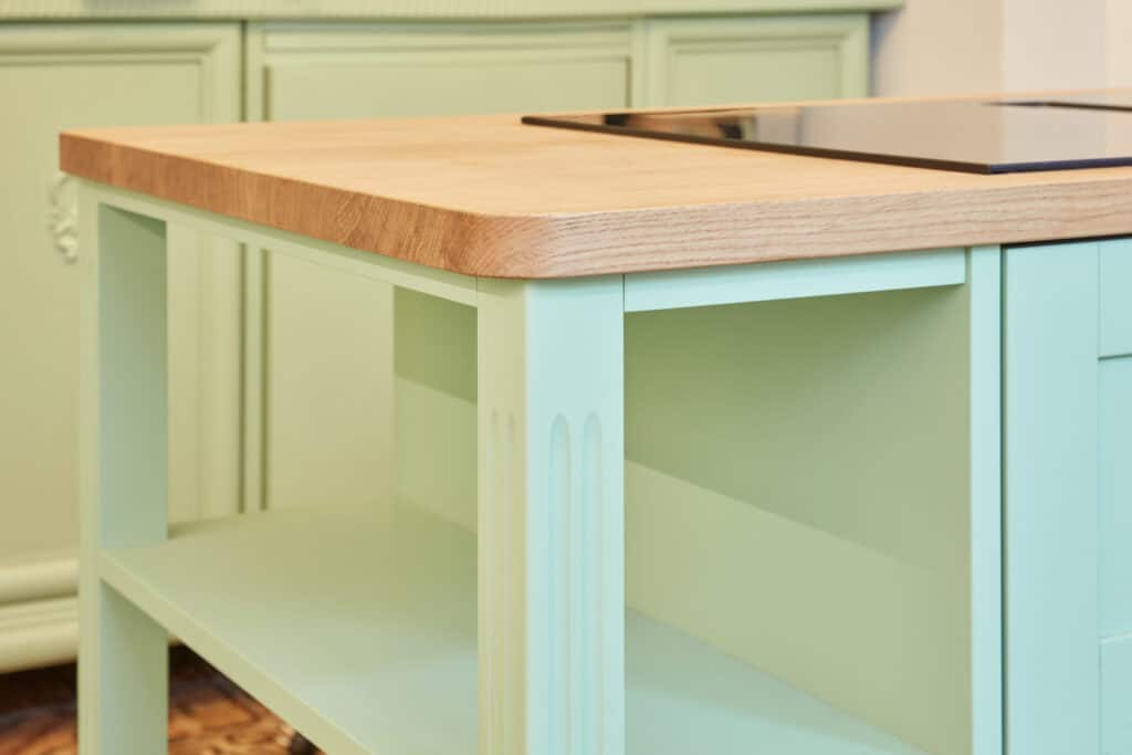Kücheninsel mit Regal aus grünem Holz